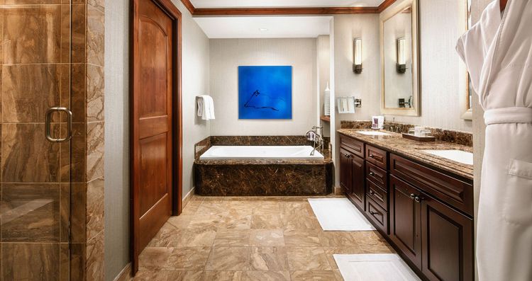 Luxurious bathrooms in all apartments. Photo: Ritz-Carlton Vail - image_6
